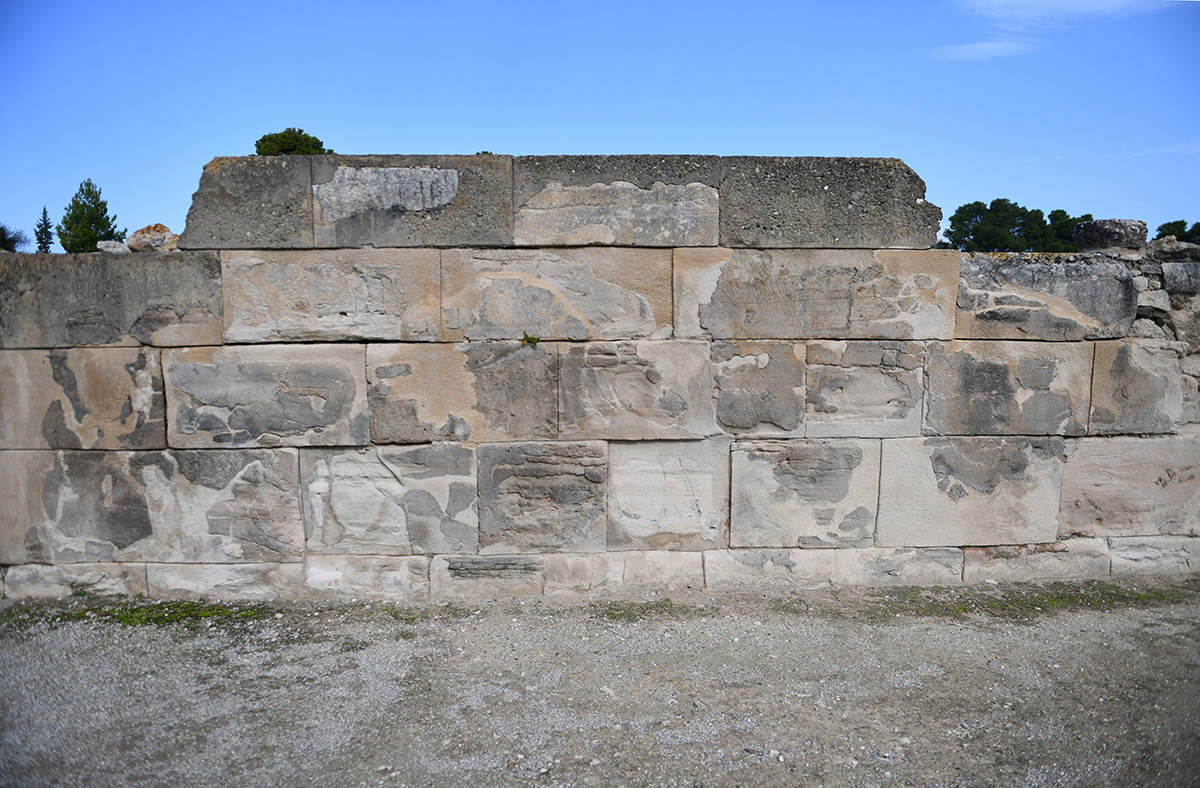 Faistos Ören Yeri’ndeki beton blok duvar tamamlamaları