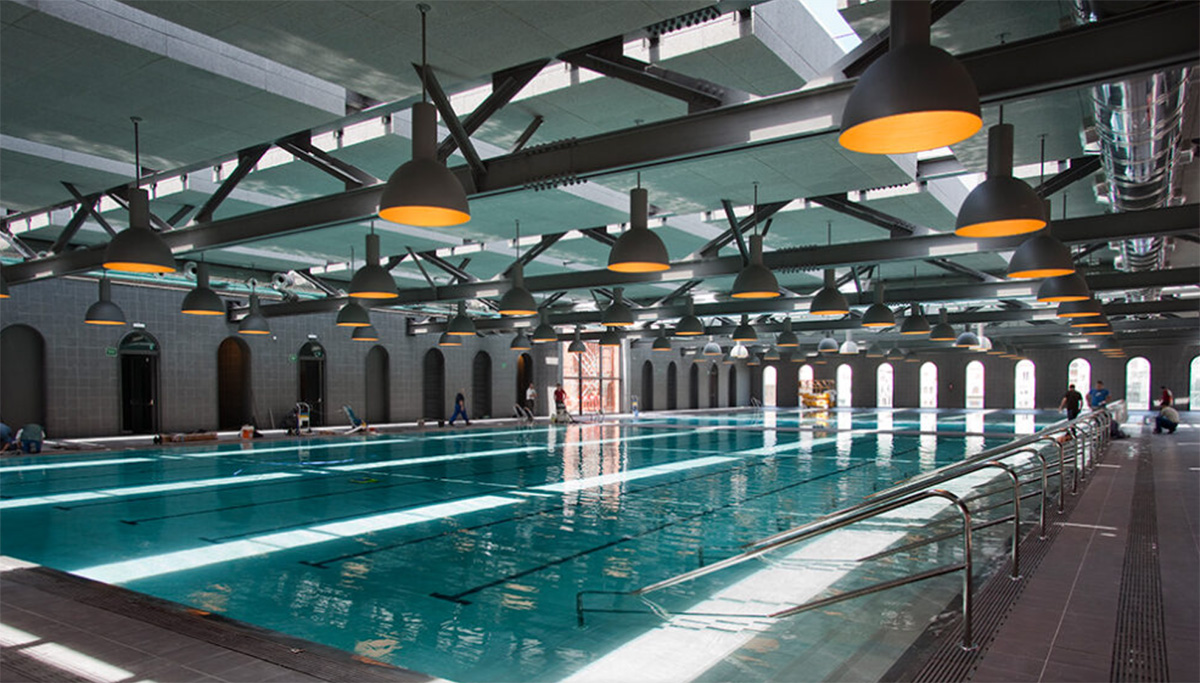 Çatı katındaki olimpik kapalı yüzme havuzu