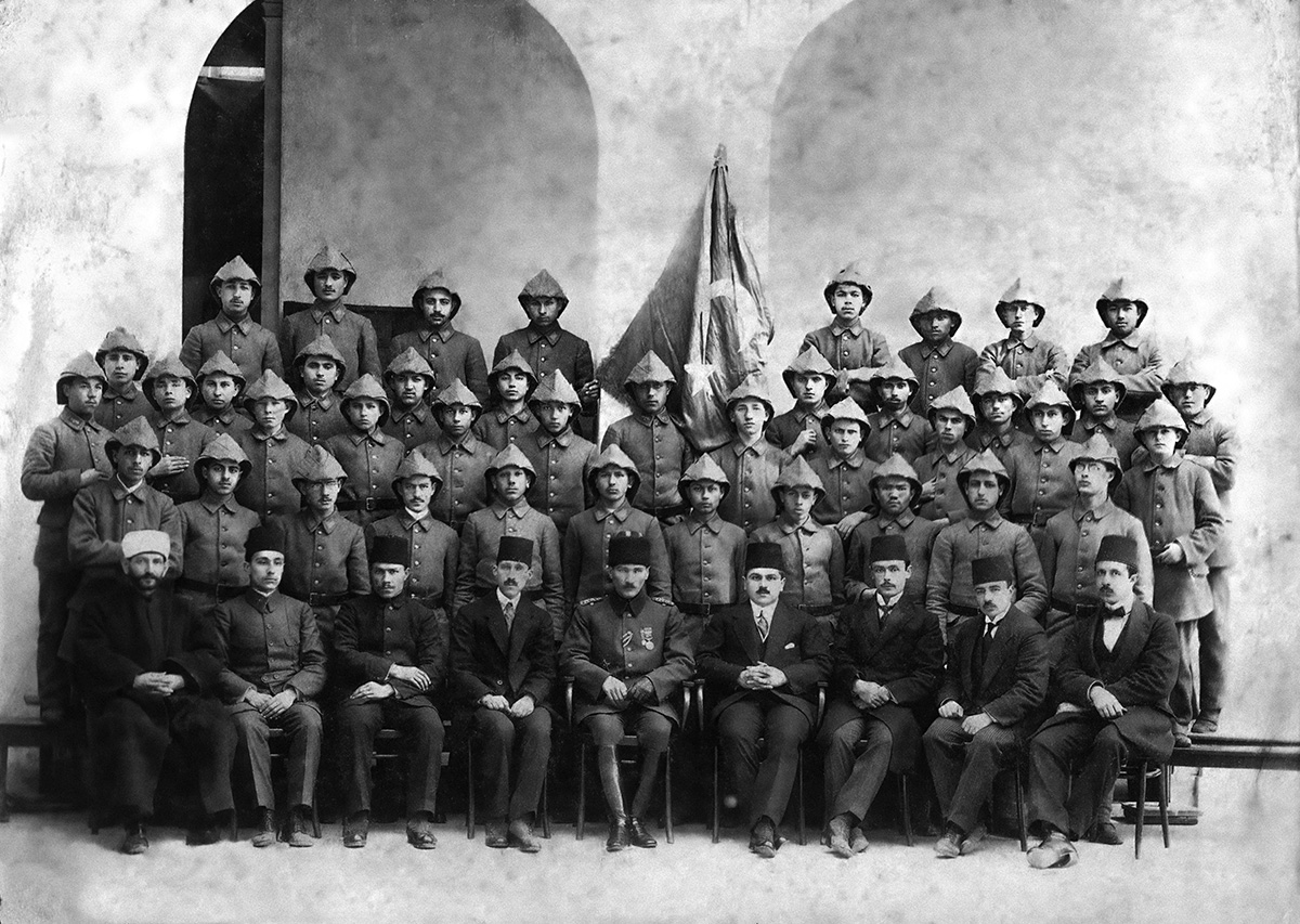 Mustafa Kemal Bey, Edirne’de Öğretmen Okulu öğrencileriyle, 22 Şubat 1916